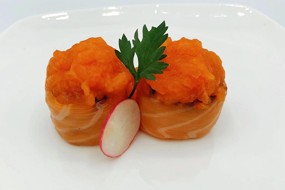 79a / Black gunkan spicy salmon
