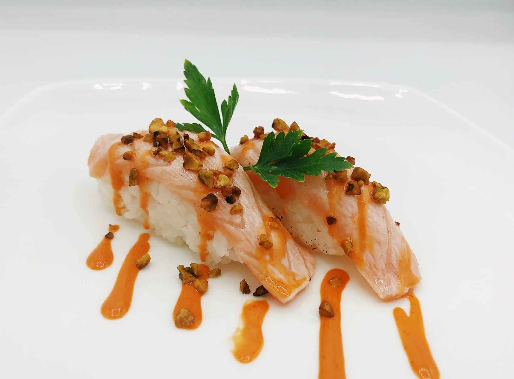 23b / Nigiri spicy salmon pistacchio
